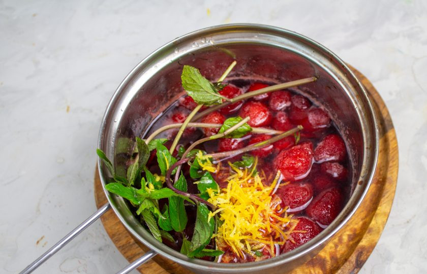 1. Этап. Варенье из клубники с лимоном и мятой: Добавьте мяту, цедру и сок в варенье и варите при небольшом нагреве 5 минут, с момента закипания.