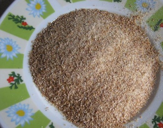 1. Этап. Котлеты из фарша без молока: Мокрыми руками формируем котлеты, затем обваливаем их в панировачных сухарях.