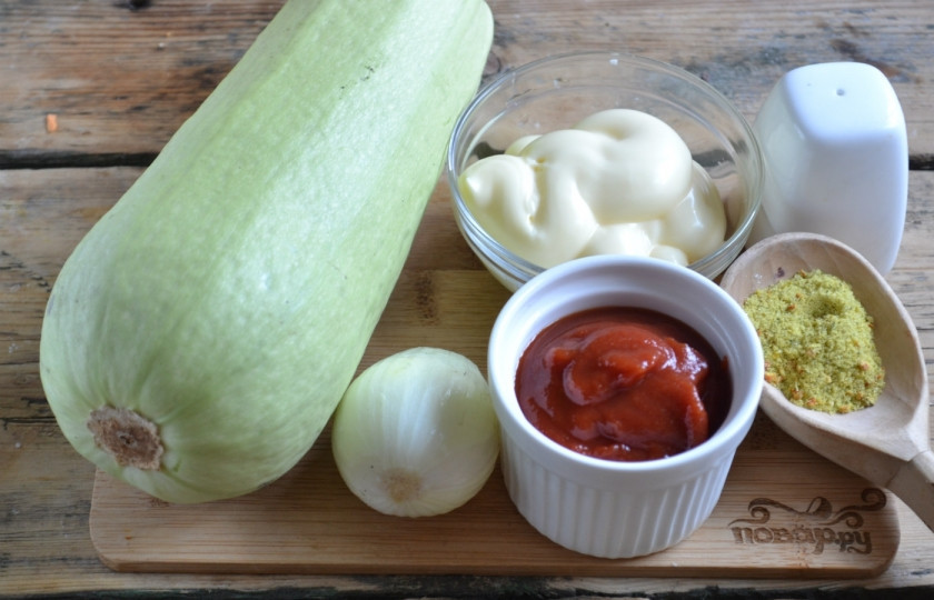 1. Этап. Кабачковая икра с майонезом и мивиной: Подготовьте все необходимые ингредиенты. Очистите кабачки и лук. Хорошенько промойте под проточной водой.