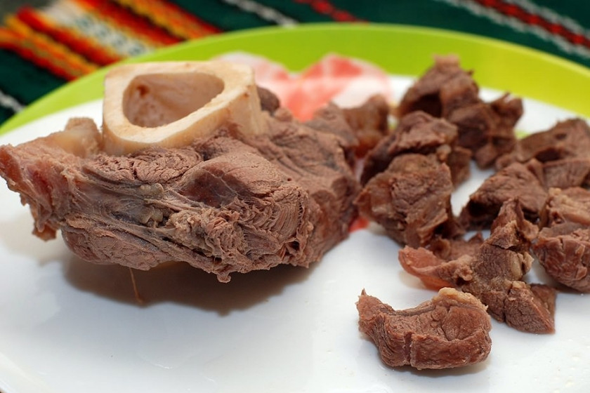 1. Этап. Суп с говядиной и рисом: Не забывайте снимать пенку. Говядину отварную достаньте, порежьте на кусочки, снова верните в бульон.