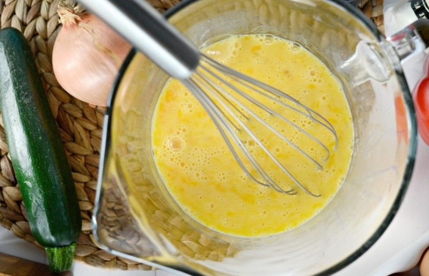 1. Этап. Фриттата с овощами и сыром: 1. Сделайте основу. Яйца перемешайте с молоком, солью и перцем.