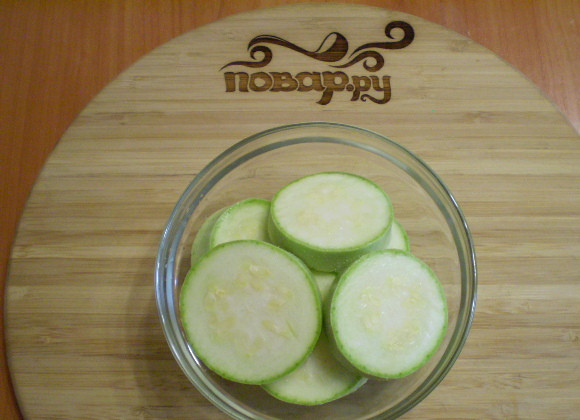 1. Этап. Кабачки жареные с яйцом: 4. Посолите. Оставьте на несколько минут солиться.