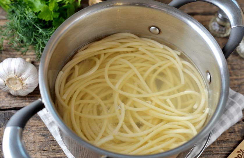 1. Этап. Вкусный лагман: В это же время отварите лапшу согласно инструкции, откиньте на дуршлаг.