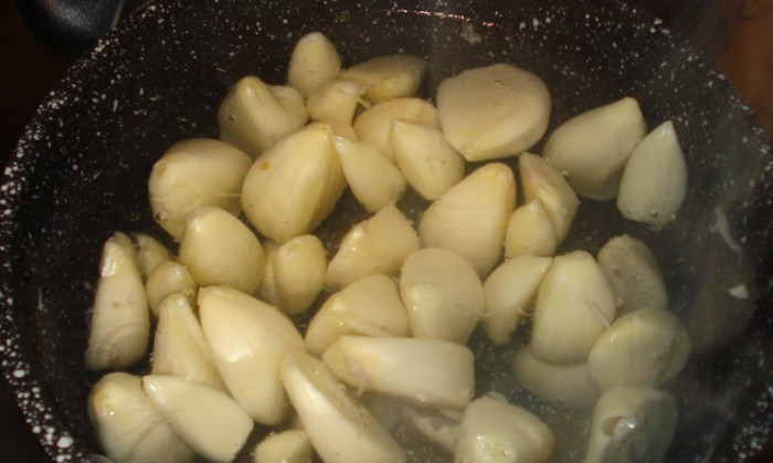 1. Этап. Закатка чеснока: Несколько минут бланшируем чеснок в кипятке.