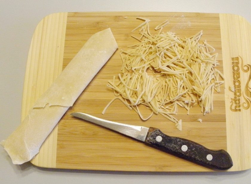 1. Этап. Тесто на лапшу: 6. Короткая лапша получается, если лепешку разрезать надвое, а затем тонко порезать. Длинная лапша получается, если посыпать лепешку мукой, свернуть рулетом и порезать этот рулет, как вы режете сухую колбасу. Лапшу нужно развернуть и подсушить (минимум полчаса). Можно добавлять ее в суп или готовить из неё гарнир. Это невероятно вкусно!