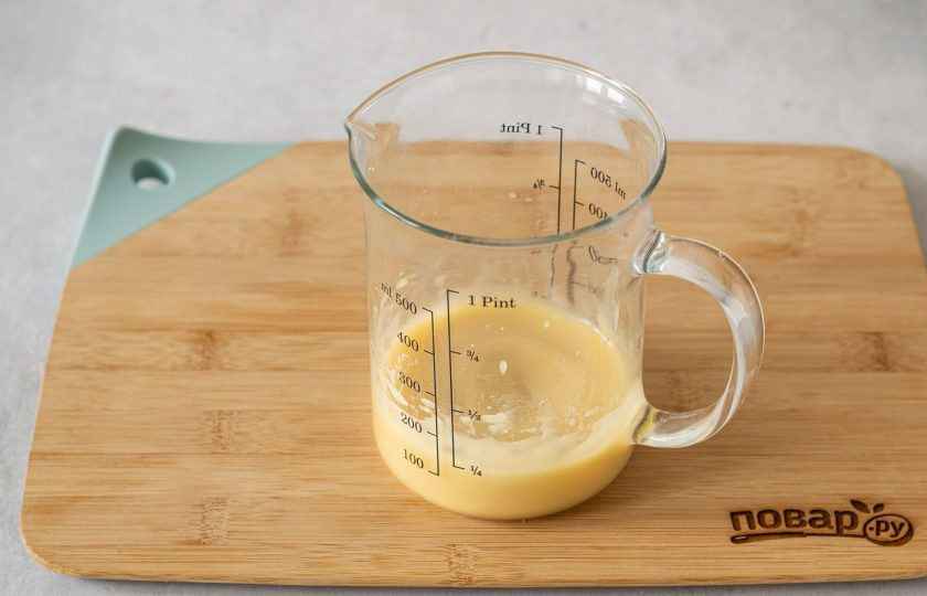 1. Этап. Постный яблочный майонез: Взбивайте пару минут, чтобы сахар и соль растворились, а яблочное пюре стало светлее.