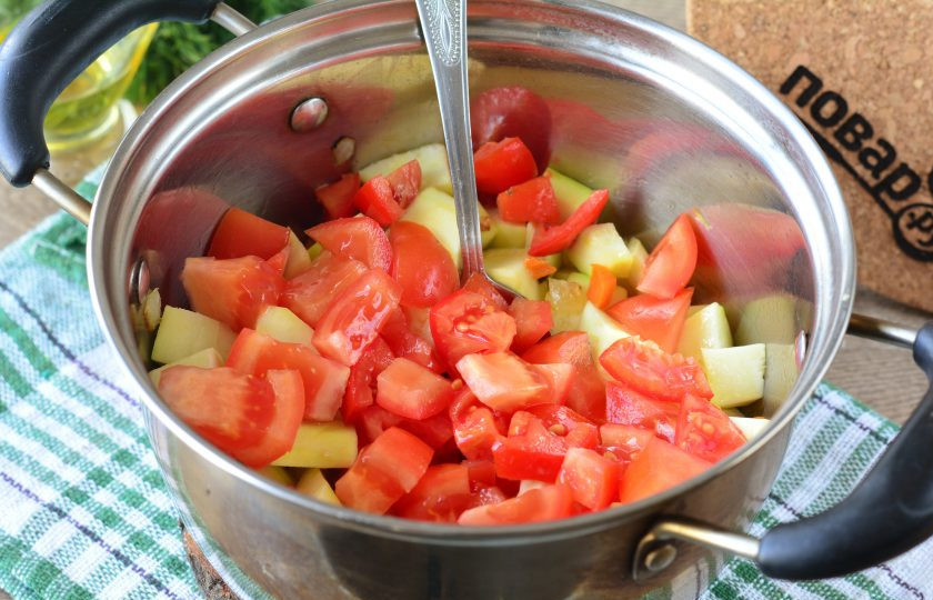 1. Этап. Кабачки с помидорами и морковью на зиму: Сверху всыпьте нарезанные кубиками помидоры.