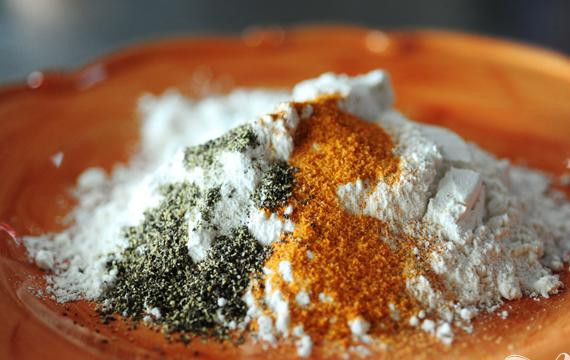 1. Этап. Свиная отбивная: Смешать муку, соль, черный и кайенский перец.