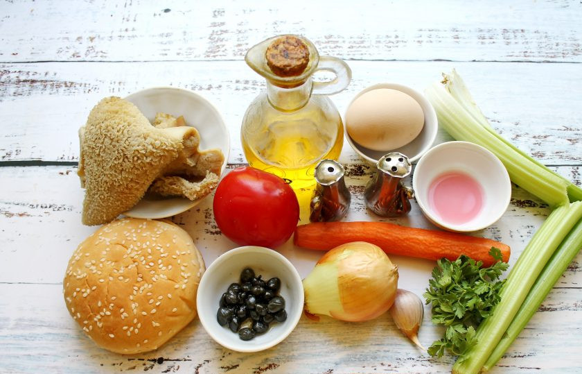 1. Этап. Лампредотто: Подготовьте все необходимые ингредиенты для приготовления лампредотто. Овощи вымойте и обсушите.