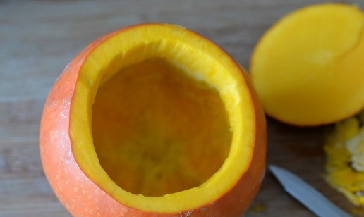 1. Этап. Тыква, фаршированная овощным рагу с индейкой: Берём небольшую круглую тыкву, моем. Отрезаем ровно крышечку. С помощью ножа и ложки достаём из тыквы семечки и 