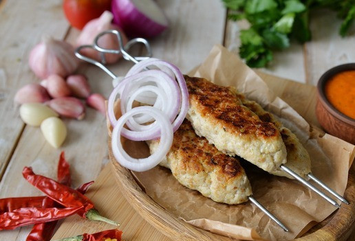 1. Этап. Люля-кебаб из индейки с пикантным соусом: Подаём люля-кебаб из индейки с приготовленным соусом. Приятного аппетита!