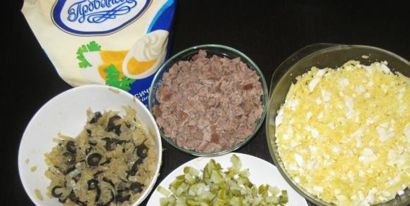 1. Этап. Салат из соленых огурцов без майонеза: 1. Сначала важный подготовительный этап. Яйца и говядину отварим в отдельных кастрюлях, лук измельчим и обжарим на растительном масле со специями и кусочками маслин. Готовые яйца трем на терке и смешиваем с перетертым сыром. Кедровые орешки замочим в кипятке, чтобы они немного набухли.