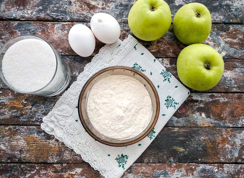 1. Этап. Шарлотка от тети Светы: Подготовьте все необходимые ингредиенты.