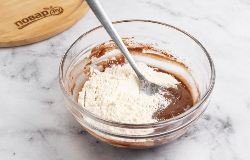 1. Этап. Шоколадные пряники имбирные: После небольшими порциями добавьте оставшуюся муку и все хорошенько перемешайте.