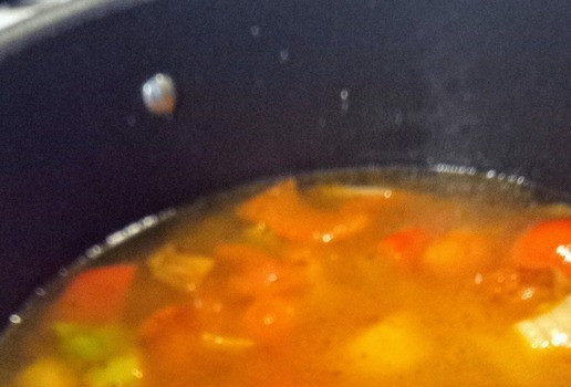 1. Этап. Рагу из нута и креветок: Затем добавить вино и томатную пасту. Варить минуты 2 до испарения вина. Добавить апельсиновый джем, 1 чайную ложку копчёной паприки, соль и 800 мл воды. Довести до кипения, уменьшить огонь и тушить 10 минут.