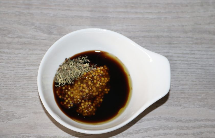 1. Этап. Салат с зелёным болгарским перцем: Приготовьте заправку. Смешайте соевый соус, французскую горчицу, масло и прованские травы.