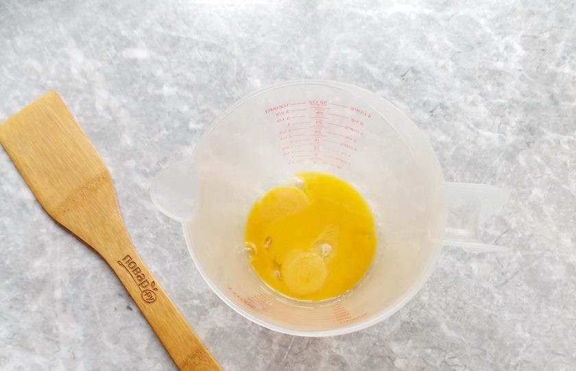 1. Этап. Домашний майонез Провансаль миксером за 5 минут: Желтки яиц выложите в посуду.