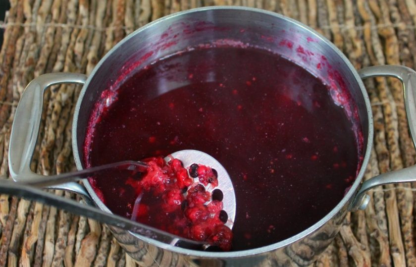 1. Этап. Кисель из замороженных ягод: Ягоды толчем и оставляем минут на 10. Получается такой насыщенный компот, как на фото.