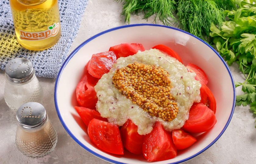 1. Этап. Пикантная закуска из помидоров: Добавьте к помидорной нарезке овощное пюре и горчицу в зернах.