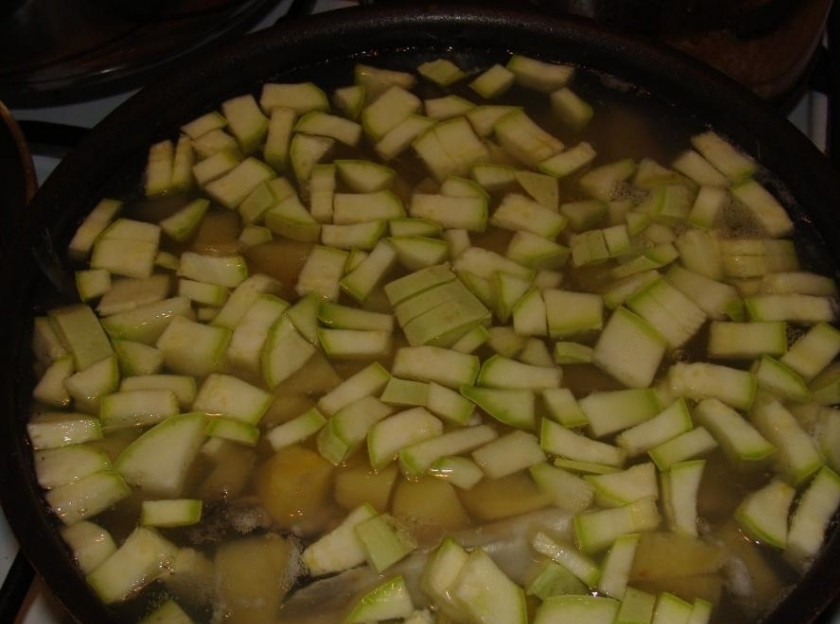 1. Этап. Уха из мойвы: 2. В чайнике кипятим воду. В кастрюлю или сковороду с высокими бортиками кладем мойву, потом — картошку и кабачок, заливаем все кипятком, добавляем лавровый лист, ставим на огонь и доводим до кипения.