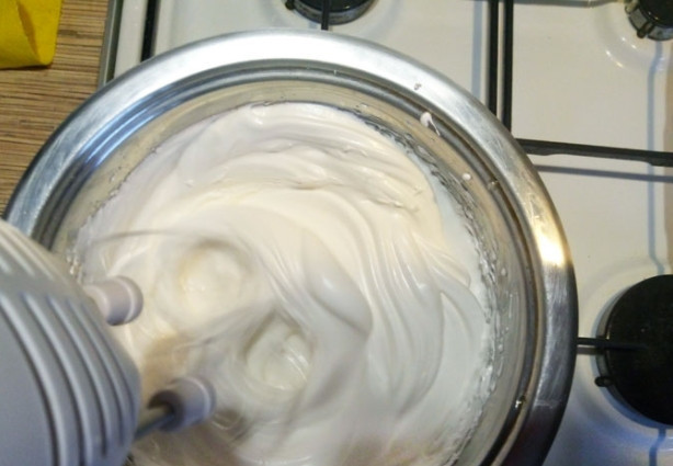 1. Этап. Белковый заварной крем: Теперь начинаем взбивать массу, делаем это в течение 5-7 минут.