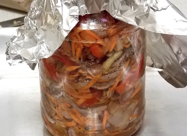 1. Этап. Щупальца кальмара в банке: Уложите продукты в чистую банку, закройте сверху фольгой и поставьте в холодную духовку. Поставьте t=220 и забудьте про банку на 2 часа.