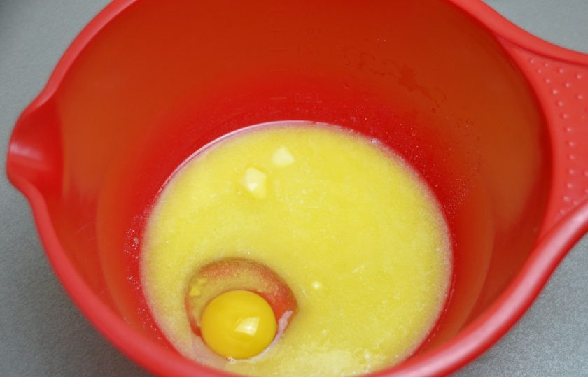 1. Этап. Польские булочки: Влейте теплую молочную сыворотку, вбейте 1 яйцо, добавьте соль, сахар, ванильный сахар, растопленное сливочное масло. Все перемешайте.