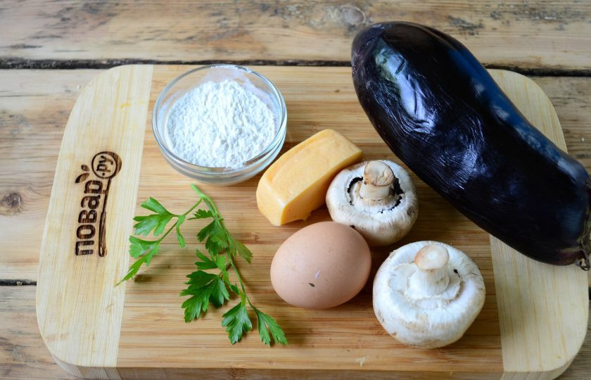 1. Этап. Котлеты из баклажанов с грибами: Подготовьте все необходимые ингредиенты. Баклажан хорошенько промойте, срежьте плодоножку.