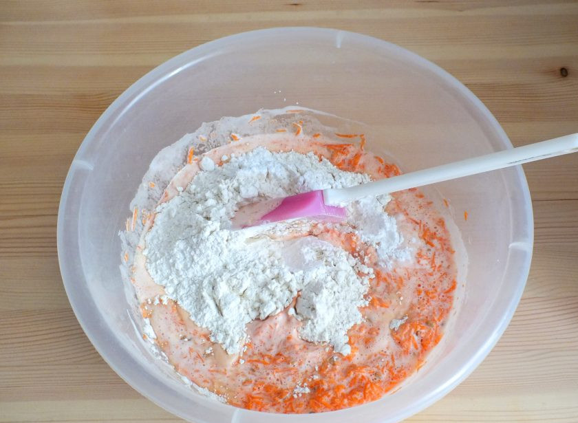 1. Этап. Морковный кекс со сметанно-лимонной пропиткой: Введите просеянные муку и разрыхлитель. Размешайте с помощью лопатки.