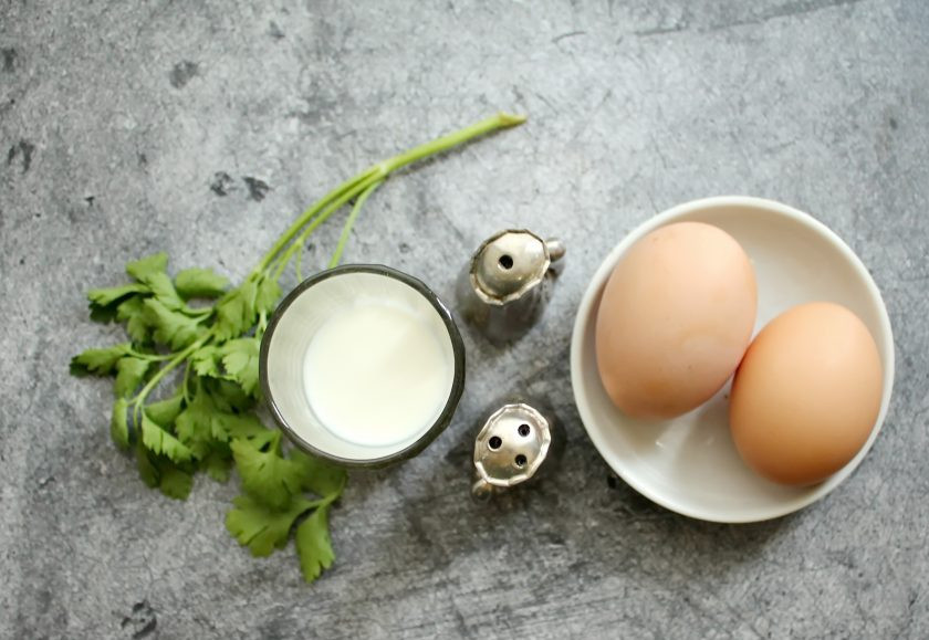 1. Этап. Омлет без масла на сковороде: Подготовьте все необходимые ингредиенты для приготовления омлета на сковороде без масла. Яйца и молоко достаньте из холодильника заранее, чтобы они стали комнатной температуры.