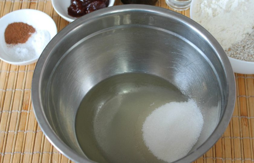 1. Этап. Овсяное печенье как в магазине: Сахар и подсолнечное масло отправляем в миску.