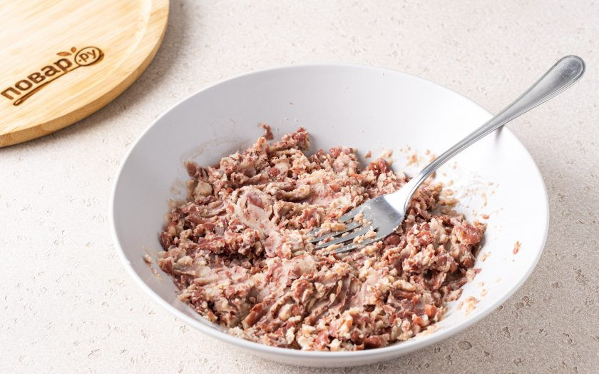 1. Этап. Фасолевые котлеты: Слейте воду с фасоли. Промойте и откиньте на сито. Дайте стечь лишней жидкости. Вилкой разомните фасоль.