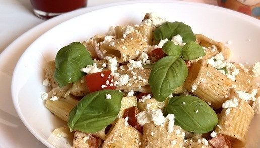 1. Этап. Паста с овощами и фетой из духовки: Подавать горячим, посыпав отложенной фетой и украсив базиликом.