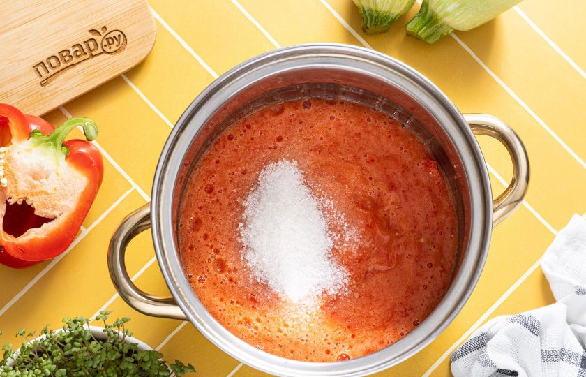 1. Этап. Лечо из кабачков без стерилизации: Получившееся пюре перелейте в кастрюлю с толстым дном. Добавьте сахар и соль, доведите до кипения.