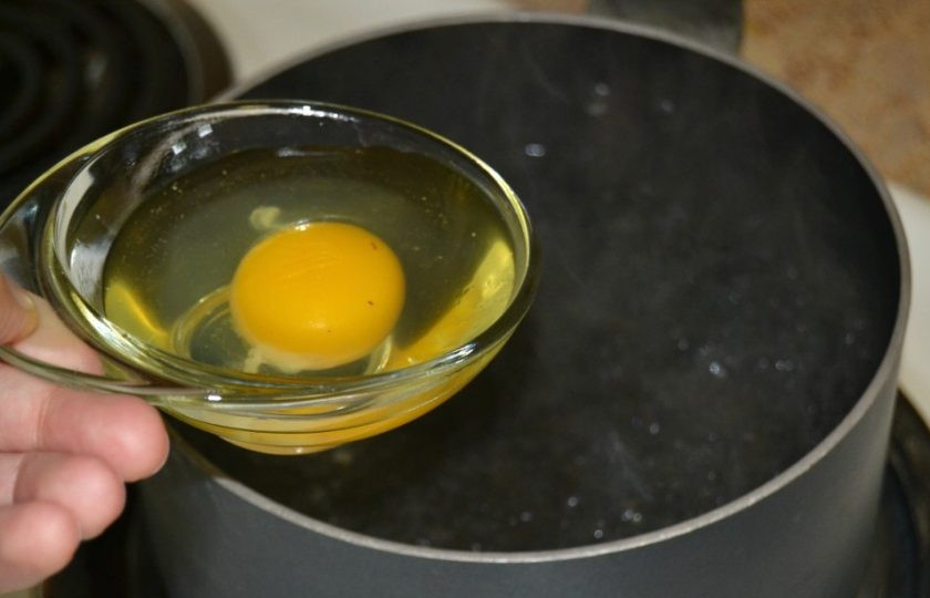 1. Этап. Яйцо пашот: 3. Аккуратно влейте яйцо в воду. Сразу после того, как выложите в кастрюлю яйцо, закрутите водоворот по часовой стрелке и варите яйцо 2 минуты.