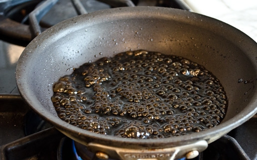 1. Этап. Простой салат из свеклы: В это же время сделайте заправку. На сковороде разогрейте уксус с сиропом. Доведите его до кипения, и варите пока масса не уменьшится вдвое.