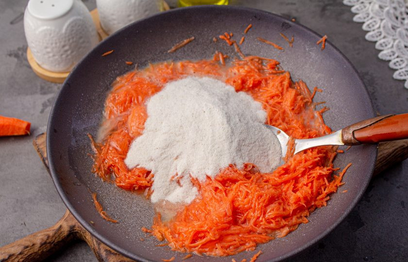 1. Этап. Оладьи из моркови Морковники: Всыпьте манную крупу.