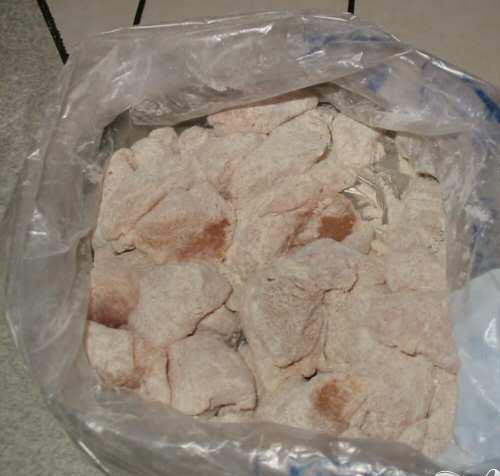 1. Этап. Пирог с курицей и беконом: 1. Разогреть духовку до 200 градусов. Масло растопить в кастрюле. Смазать форму для выпечки растопленным маслом. Курицу нарезать кубиками, бекон полосками шириной 1 см. Смешать перец, муку и миндаль в пластиковом пакете, положить в него нарезанную кубиками курицу и хорошо потрусить, чтобы каждый кусочек курицы хорошо покрылся смесью приправ.