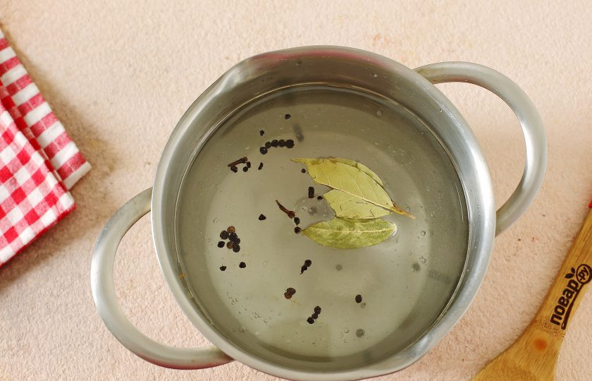 1. Этап. Капуста Бомба в горячем рассоле: Приготовьте рассол. Для этого доведите воду до кипения, добавьте соль, сахар, масло и специи. Дайте покипеть минутку и в самом конце добавьте уксус.