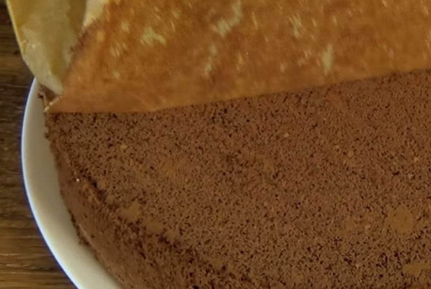 1. Этап. Брошенный бисквит: 6. Затем оставьте бисквит на решетке вверх дном и полностью остудите. Ножом отделите бисквит от формы и извлеките его. Приятного аппетита!