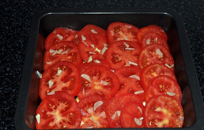 1. Этап. Баклажаны с помидорами и сыром: Укладываем помидорчики поверх баклажанов и слегка присаливаем. Очень хорошо посыпать душистым перцем. При желании можно добавить еще немного чеснока.