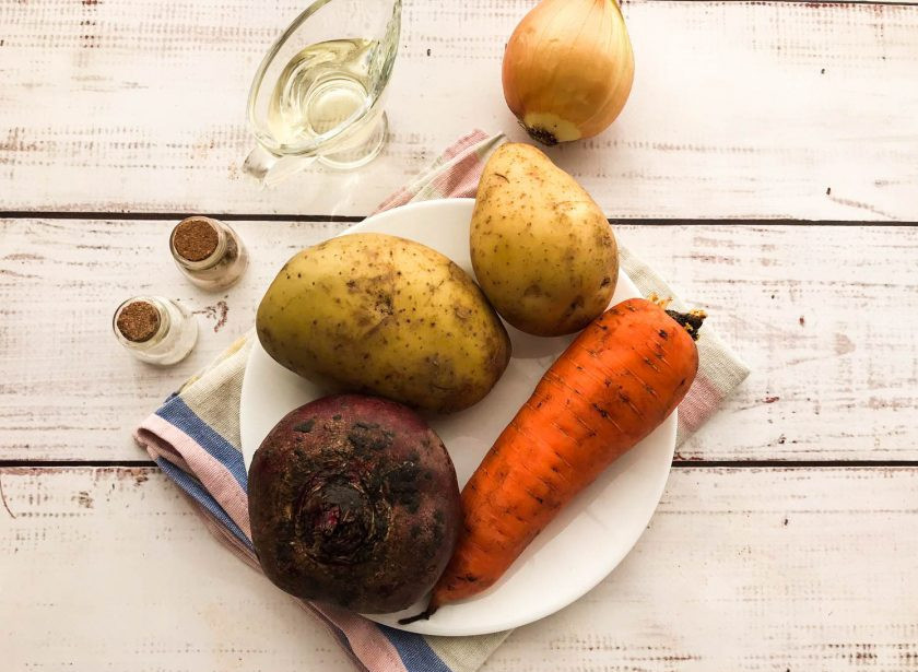1. Этап. Печеный картофель со свеклой: Подготовьте все необходимые ингредиенты.