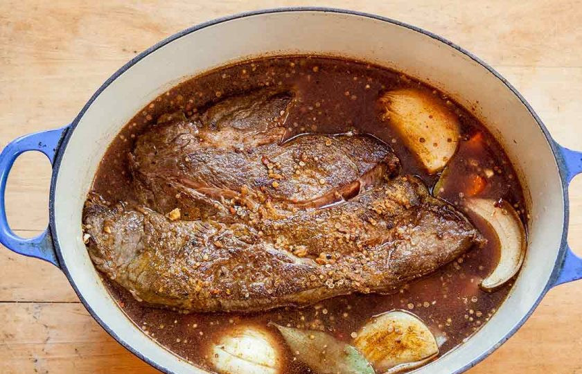 1. Этап. Говядина по-мароккански: 3. Залейте мясо водой, гранатовым соком, добавьте лавровый лист и смесь специй, накройте крышкой. Отправьте мясо в разогретый до 160 градусов духовой шкаф на 2,5 часа.