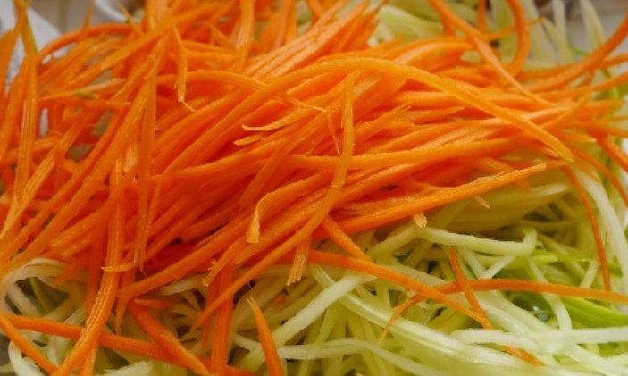 1. Этап. Кабачки с морковкой на зиму без стерилизации: Тщательно перемешайте все овощи с приправой. Отдельно соедините уксус с сахаром, солью и растительным маслом. Влейте заправку к овощам, перемешайте. Поместите овощи на 3 часа в холодильник.