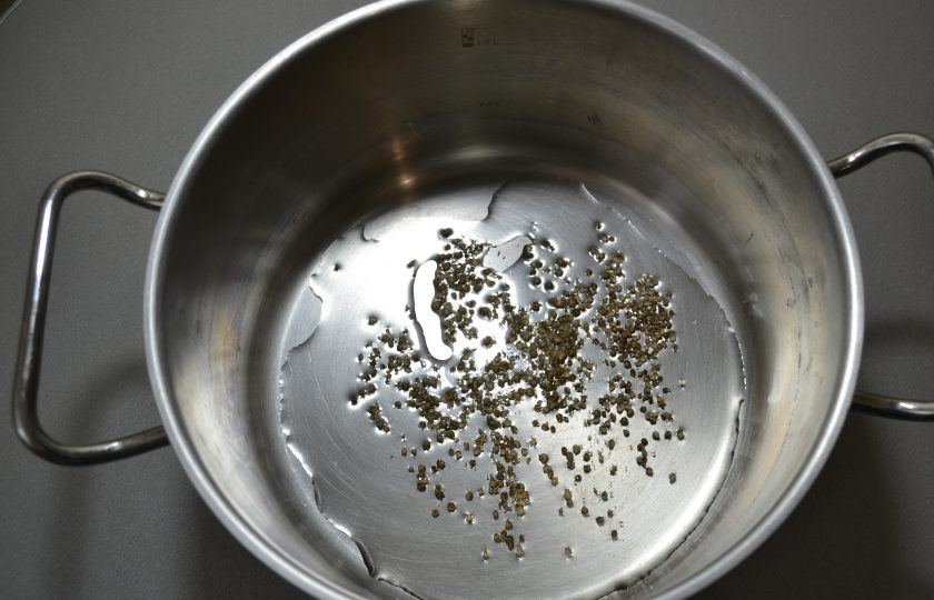 1. Этап. Думляма: В казане или кастрюле с толстым дном нагрейте растительное масло и обжарьте зерна кориандра.