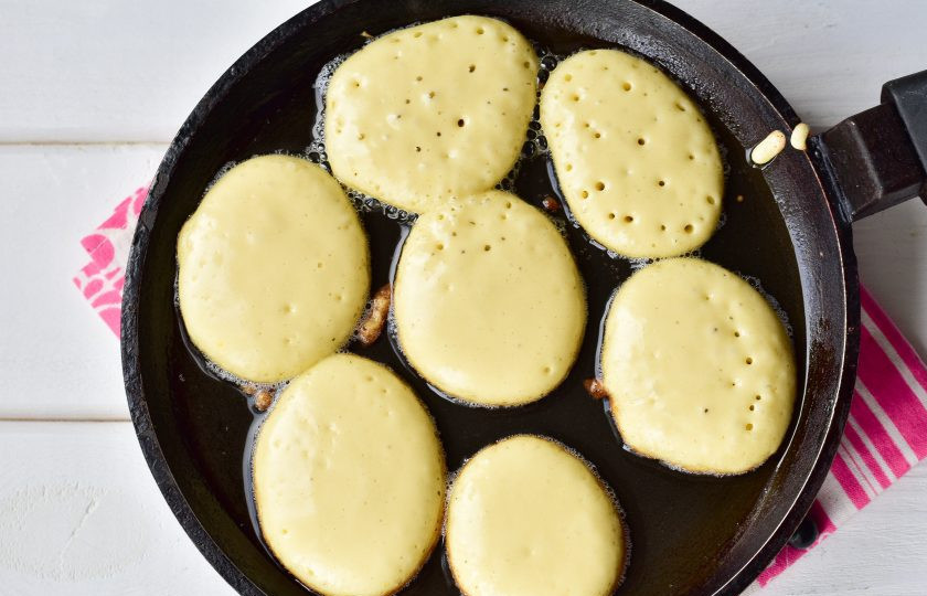 1. Этап. Оладьи на кефире с кипятком: Жарьте оладьи на сковороде, добавив растительное масло.