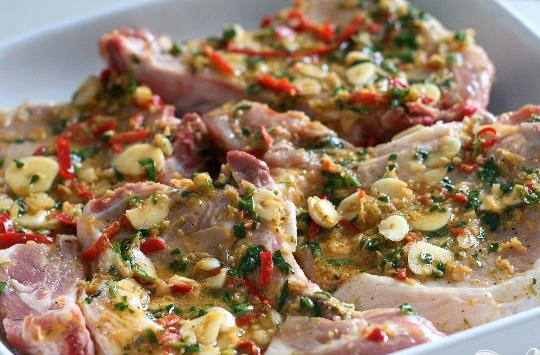 1. Этап. Свиные отбивные в сумасшедшем маринаде: 3. На четыре отбивных разрезаем корейку (на косточке). Отбивные натираем маринадом, затем кладем и в миску помариноваться. Маринуем примерно минут сорок-сорок пять. Прикроем посуду пищевой пленкой.