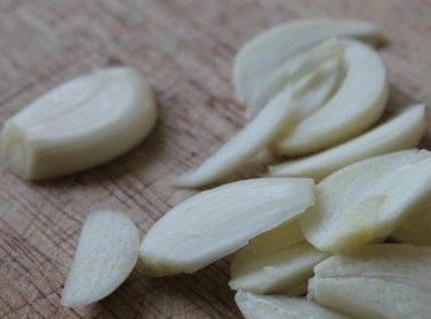 1. Этап. Кабачки и баклажаны с фаршем: Чеснок нарезаем пластинками.