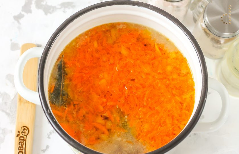 1. Этап. Борщ по ГОСТу: Выложите в кастрюлю с бульоном и картофелем морковно-луковую зажарку и перемешайте.