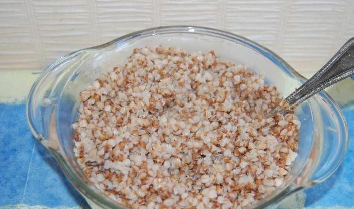 1. Этап. Постная гречка с грибами: 6. Когда гречка будет готова, ее нужно смешать с грибами. Солить и приправлять ее нужно в процессе приготовления, также отдельно мы посолили грибы (когда они жарились с овощами). Смешиваем теперь все ингредиенты.